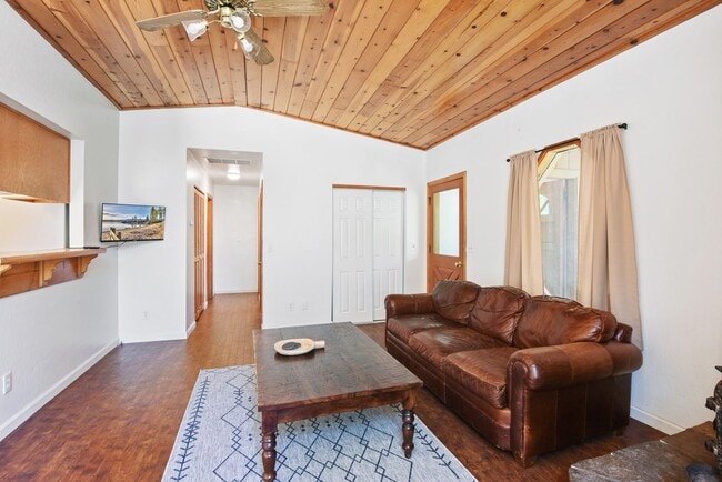 Building Photo - Cozy Armstrong Tract Long Term Furnished L...