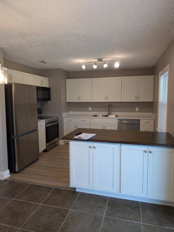 Building Photo - 3015 Sabal Palm Dr