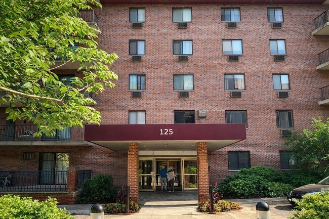 Building Photo - 125 Pleasant St