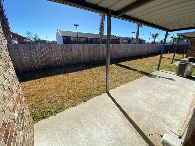 Building Photo - Spacious 2-Bedroom Duplex Near McNeese Sta...