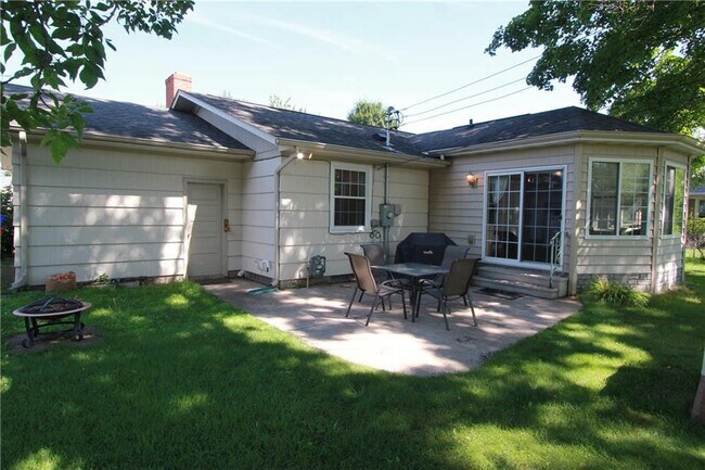 Building Photo - 4 Bedroom, 1.5 Bathroom Beautiful Home - You do not want to miss this one!