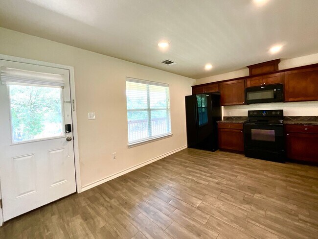 Building Photo - *COMING SOON* Lake Life Meets Modern Comfort in Kingsland!