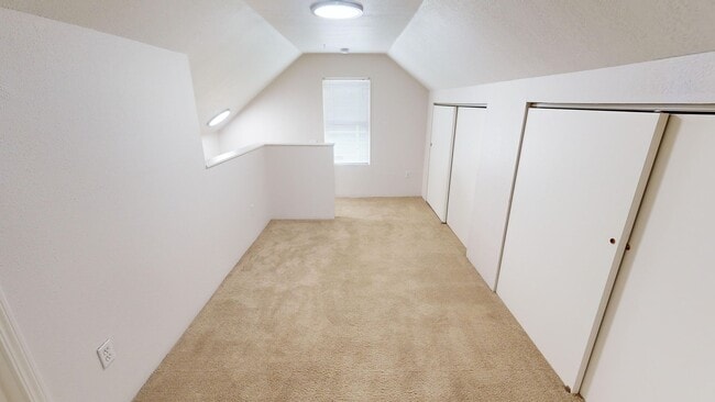 Building Photo - Beautiful Sellwood Bungalow in One of Portland's Most Desirable Neighborhoods. Pet friendly!