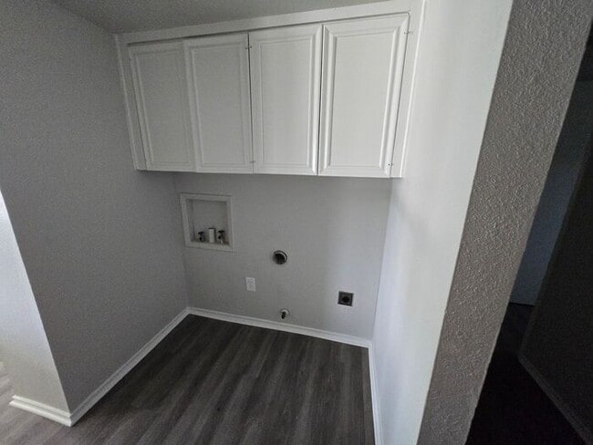 Building Photo - Hilltop 3 Bedroom, 2 Bath, 2 Car Garage Pr...