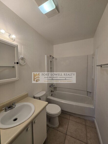 Building Photo - 330 E Corona Rd