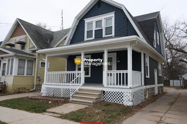 Building Photo - Character Home Oshkosh
