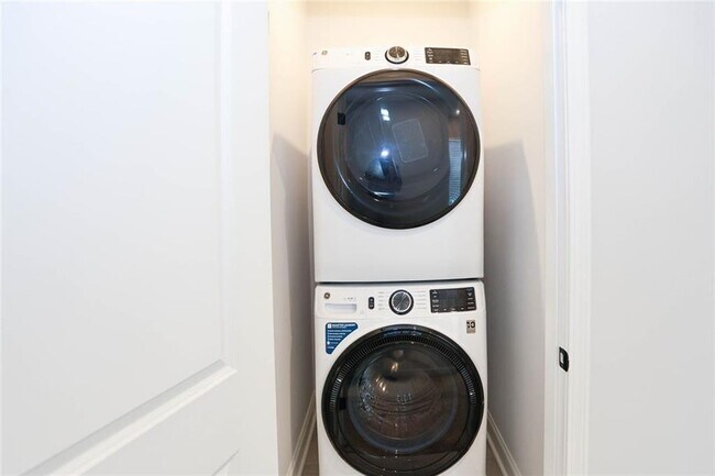 Building Photo - 313 Skylar Way SE