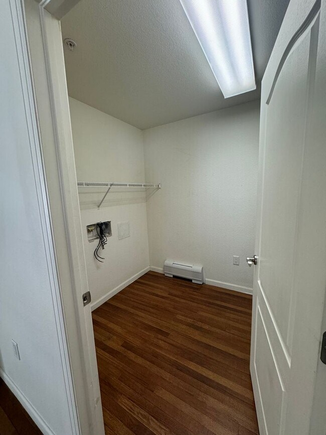 Building Photo - 3BD/2BA New Castle Apartment | 2-Car Garage| 1 Month FREE