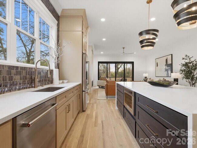 Building Photo - 431 W Peterson Dr