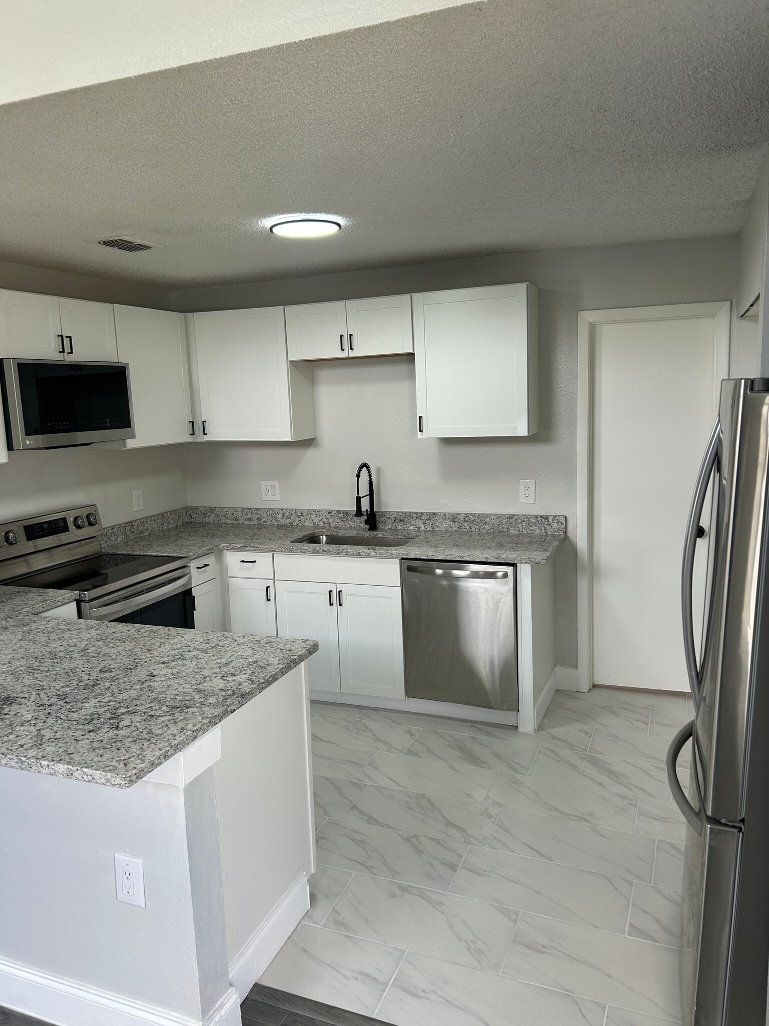 Building Photo - 12219 Armenia Gables Cir