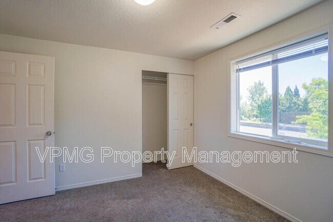 Building Photo - 8907 NE 84th St