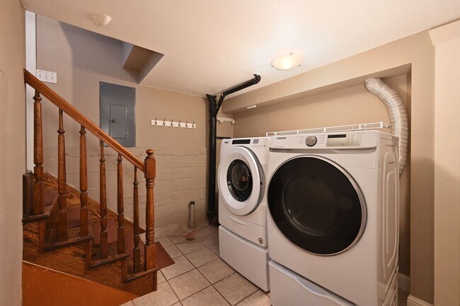 Building Photo - Charming 3 Bedroom/2 Bath Craftsman Home for Lease in Phinney/Greenlake