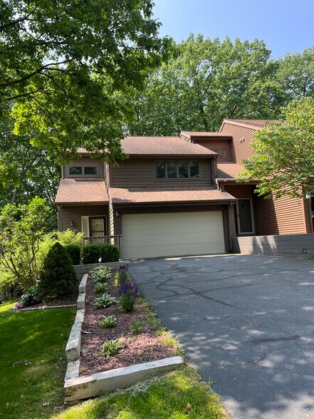 Primary Photo - 523 Clubhouse Rd