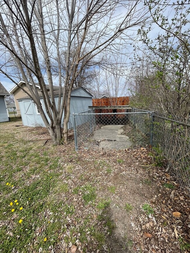 Building Photo - GREAT FAMILY HOME! FULLY FENCED YARD!