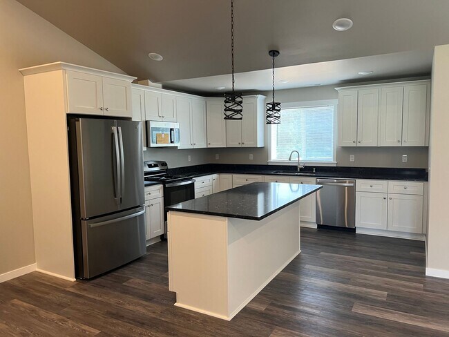 Building Photo - Country quiet, brand new house