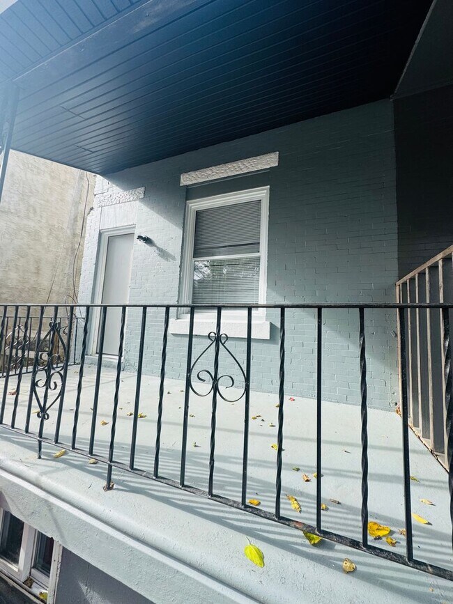 Building Photo - 946 Farson St