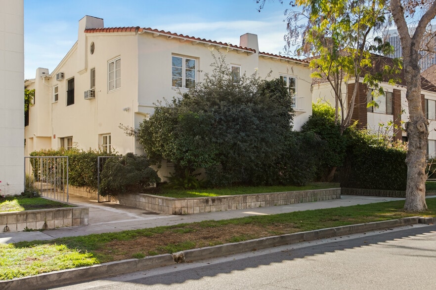 Building Photo - 9910 Robbins Dr