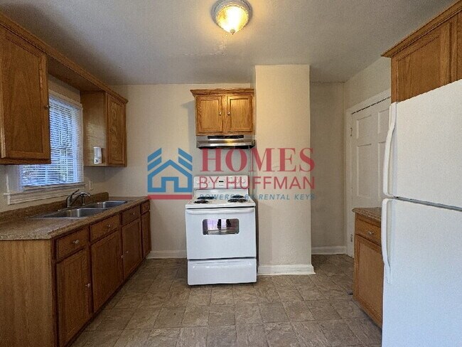 Building Photo - Two Bedroom Townhome | Fenced in Back Yard