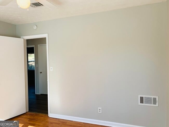 Building Photo - 208 Laurel Ln