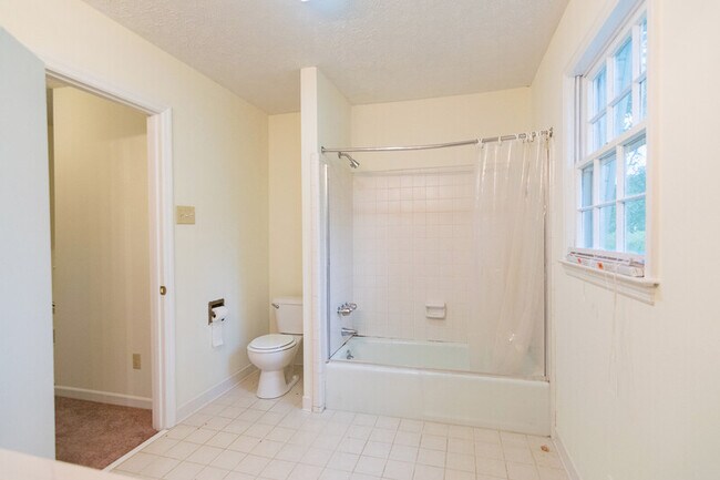 Building Photo - 140 Saxon Woods Dr