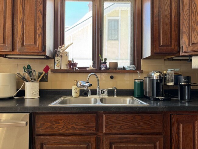 Building Photo - Charming Home For Rent Near UNO & Aksarben