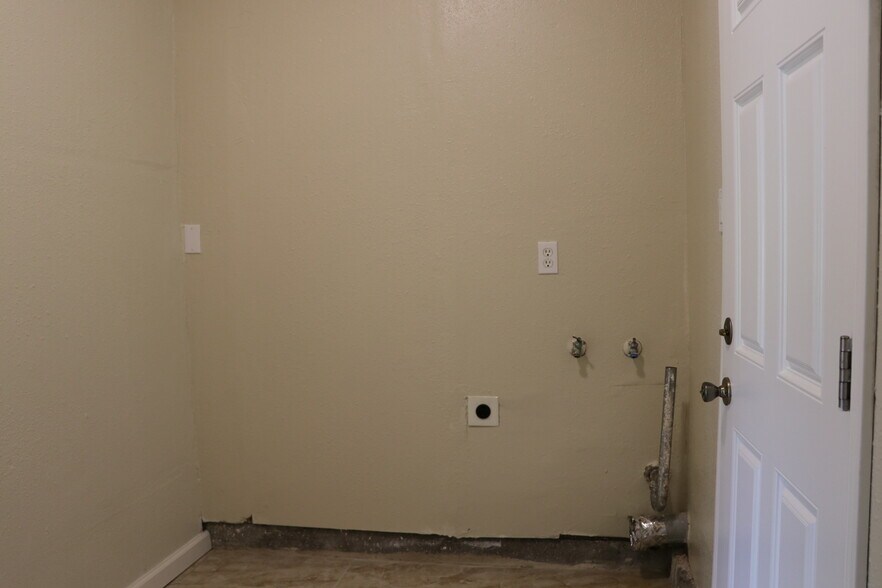 Building Photo - 335 Rollingwood Dr