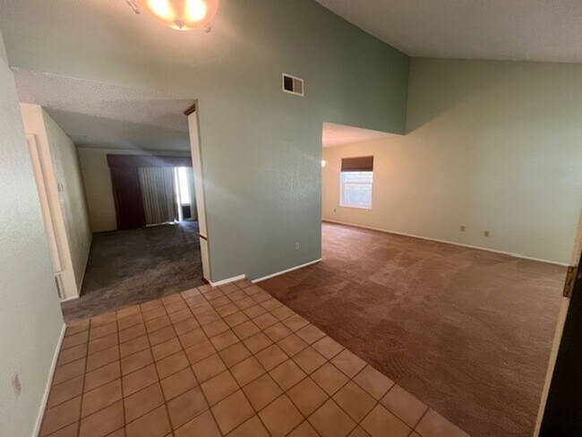Building Photo - Beautiful 3 Bedroom, 2 Bathroom Sylmar Home! Ready for Move-In!