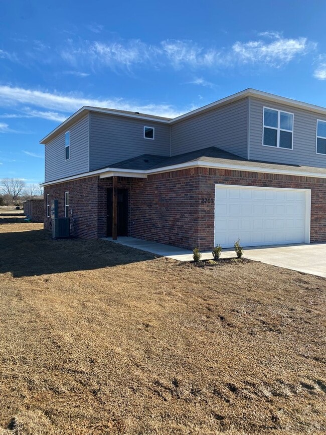 Building Photo - NOW PRELEASING! Three Bedroom | Two and a Half Bathroom Duplex in Lawlis Ranch