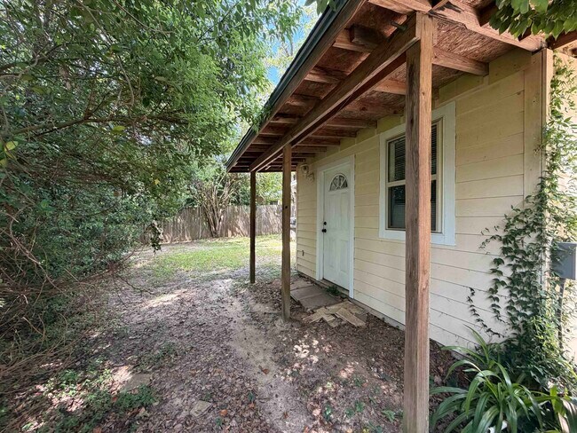 Building Photo - 1316 Aintree Ln