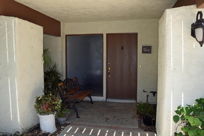 Building Photo - 595 Racquet Club Ln