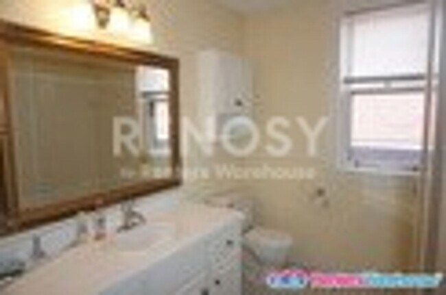 Building Photo - Very Nice 2BD/1BA Condo In St Paul! Summit Ave!