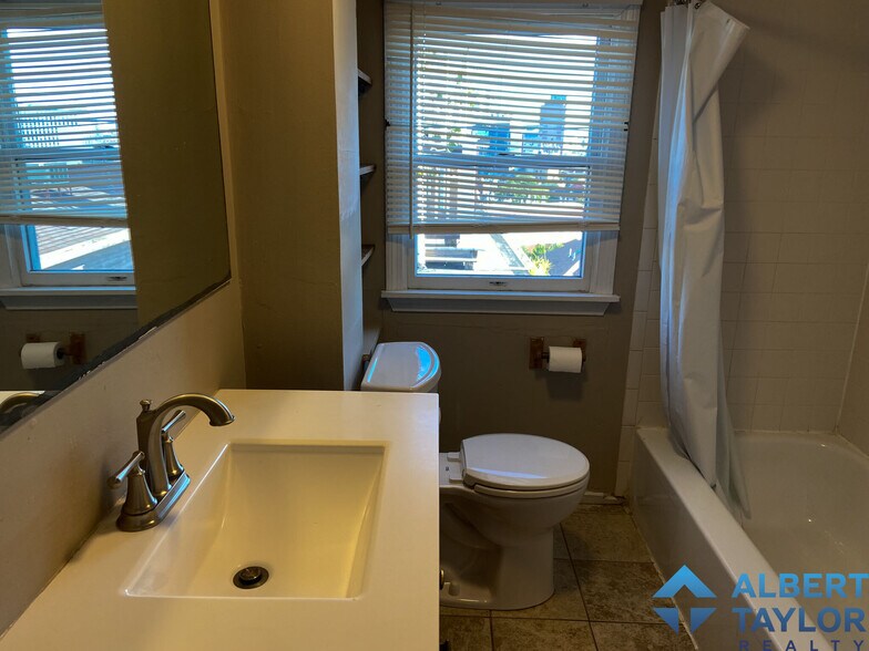 Building Photo - 8 Sunset St