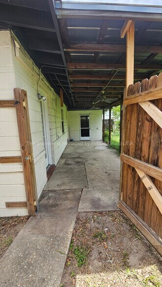 Building Photo - 5474 N River Rd