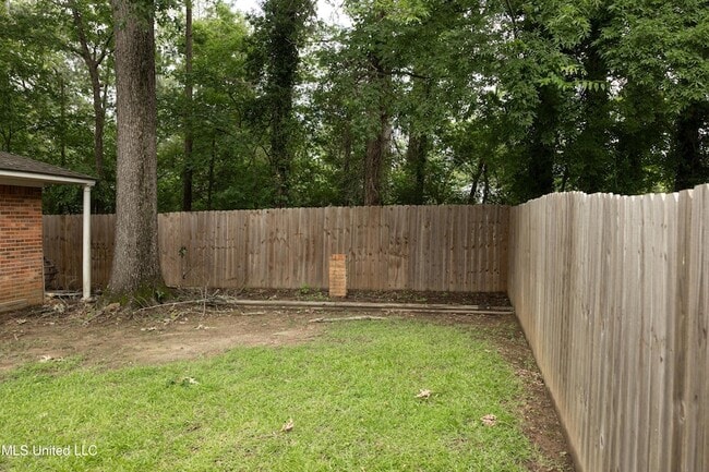 Building Photo - 110 Little John Ln