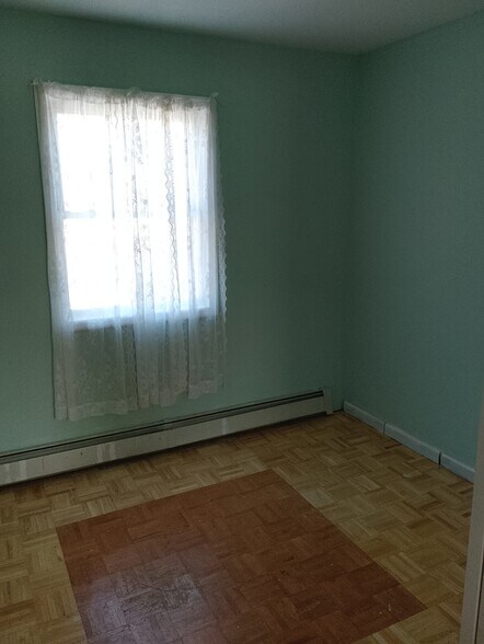 Building Photo - 4 Pinewood Ave