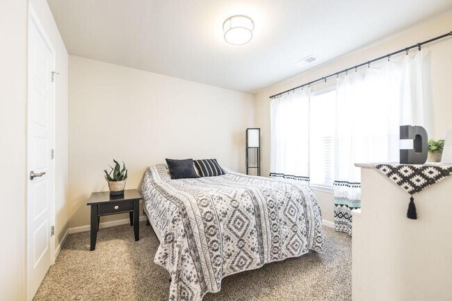 Building Photo - "Spacious 4-Bedroom Home with Granite Coun...