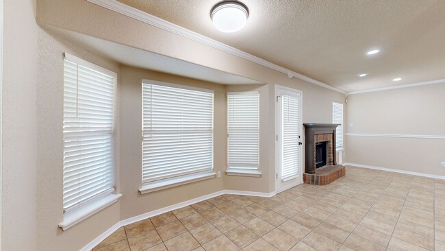 Building Photo - PRICE IMPROVEMENT ONLY $2,195 for OVER 1 A...