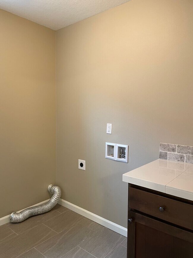 Building Photo - Spacious 3 Bedroom Home with Fenced Yard, Patio, and 2-Car Garage Near Mill Plain.