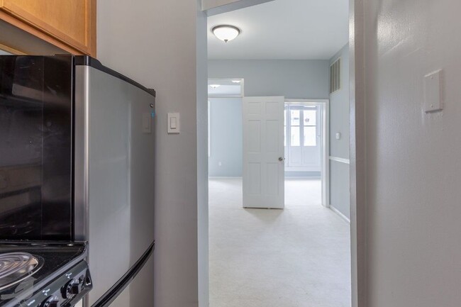 Building Photo - Terrific Two Bedroom Gem in Georgetown! Pa...