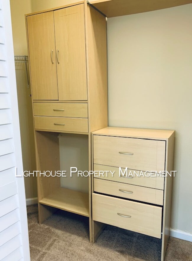 Building Photo - Luxurious Condominium in the Desirable Noc...
