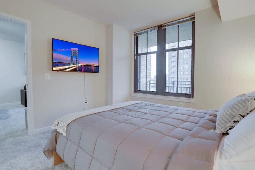 Building Photo - 550 14th St S