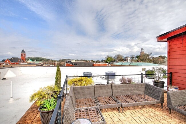 Building Photo - Beautifully Furnished 2/2 Apartment on Broad St- $2,995