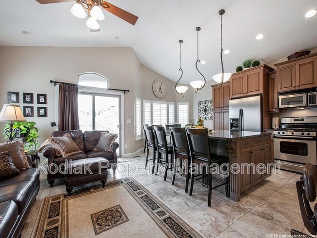 Building Photo - 637 Edgewood Dr