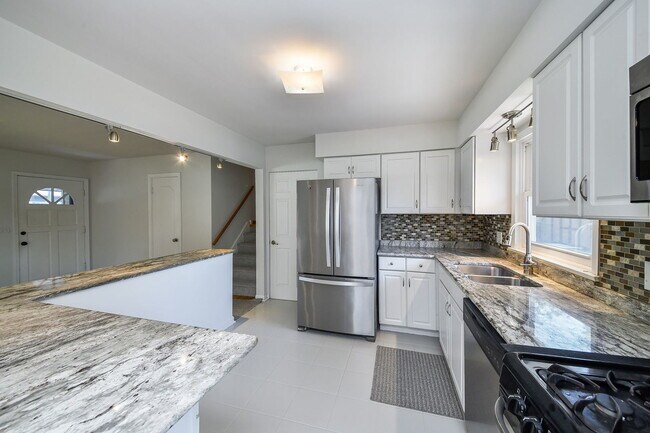 Building Photo - 36 Robin Hill Dr