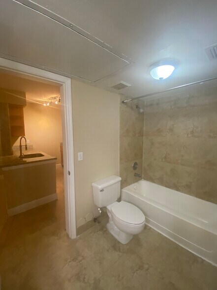 Building Photo - 2861 N Oakland Forest Dr