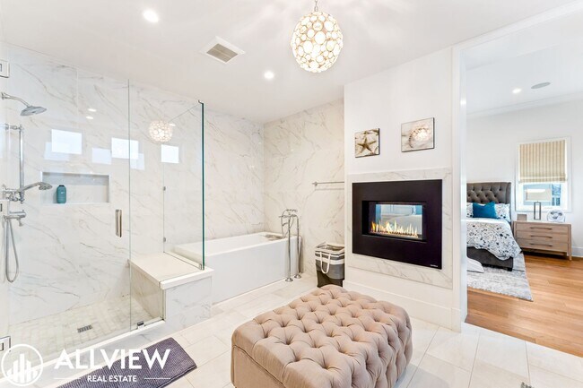 Building Photo - Gorgeous 3 bed 3.5 bathroom home available...