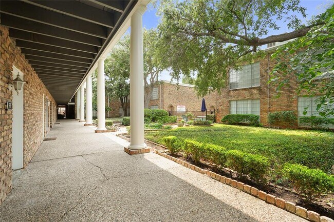 Building Photo - 2121 Fountain View Dr