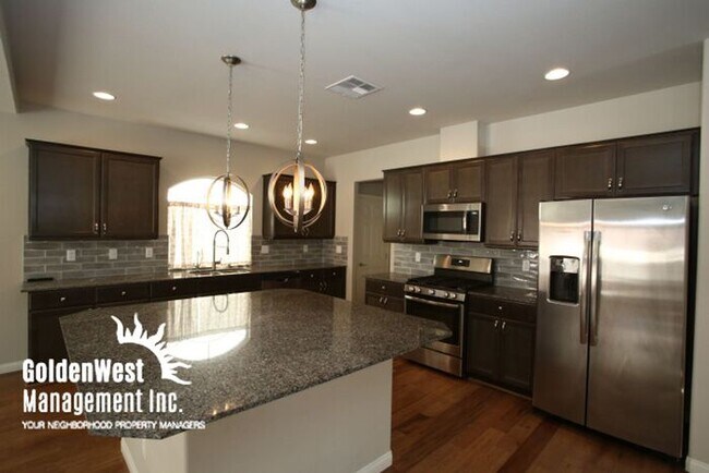 Building Photo - Gorgeous 4Bdm 2.5Ba Home in Southwest Las ...