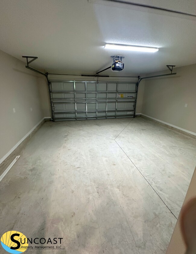 Building Photo - Elegant 4 Bedroom Off Collins!