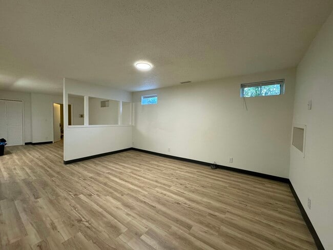 Building Photo - 831 Silver St